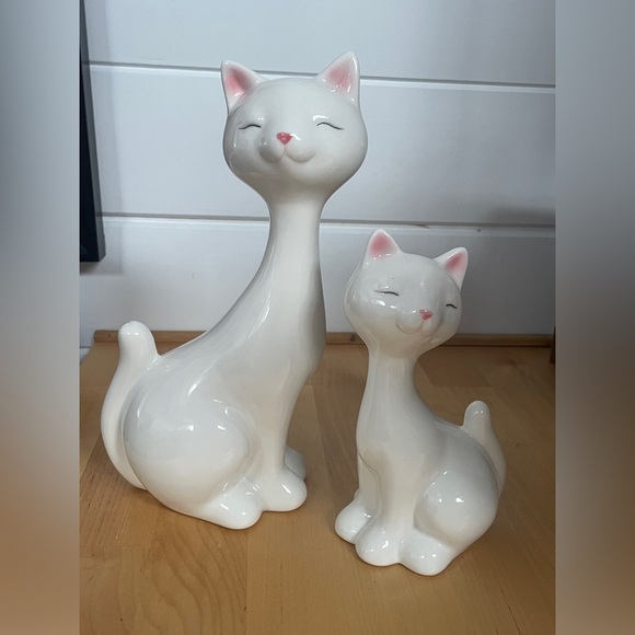 2 White, Ceramic, Retro looking, Siamese cat figurines. - Picture 1 of 3